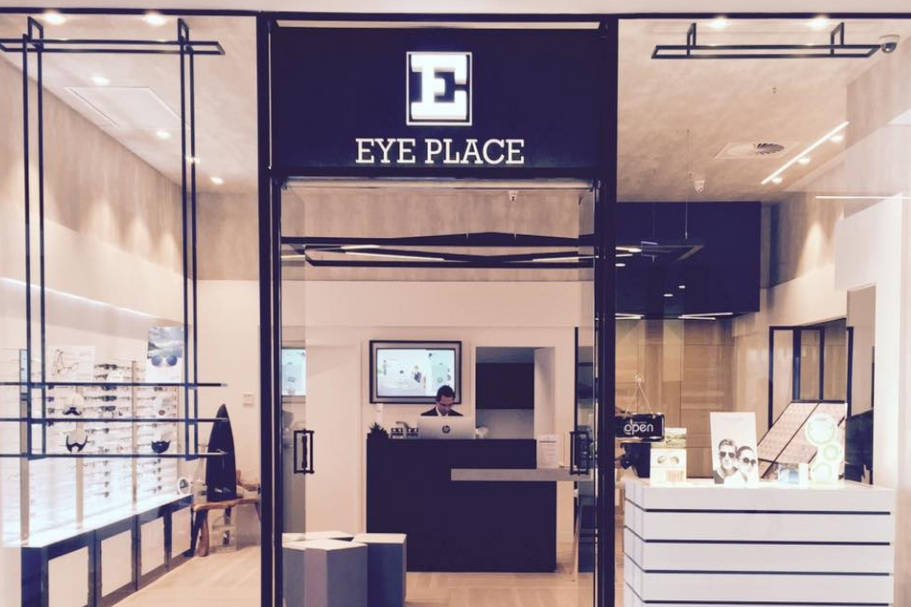 Optometrist in North Coogee E Eye Place ProVision